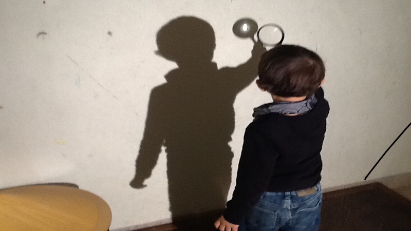 Pojke med förstoringsglas.